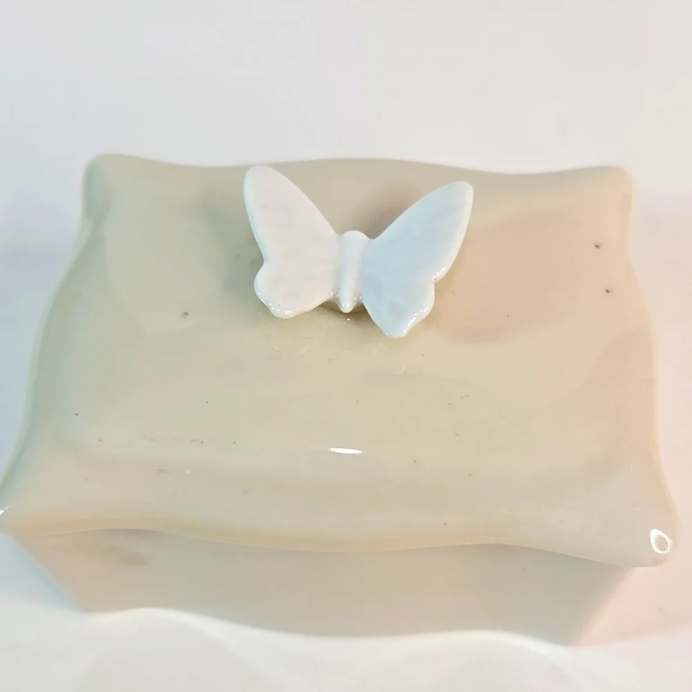 Vintage Irice Trinket Jewely Lidded Porcelain Box Butterfly Shabby Chic Japan